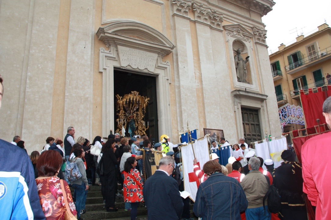 Crowds waiting outside the church for the blessing of the grapes